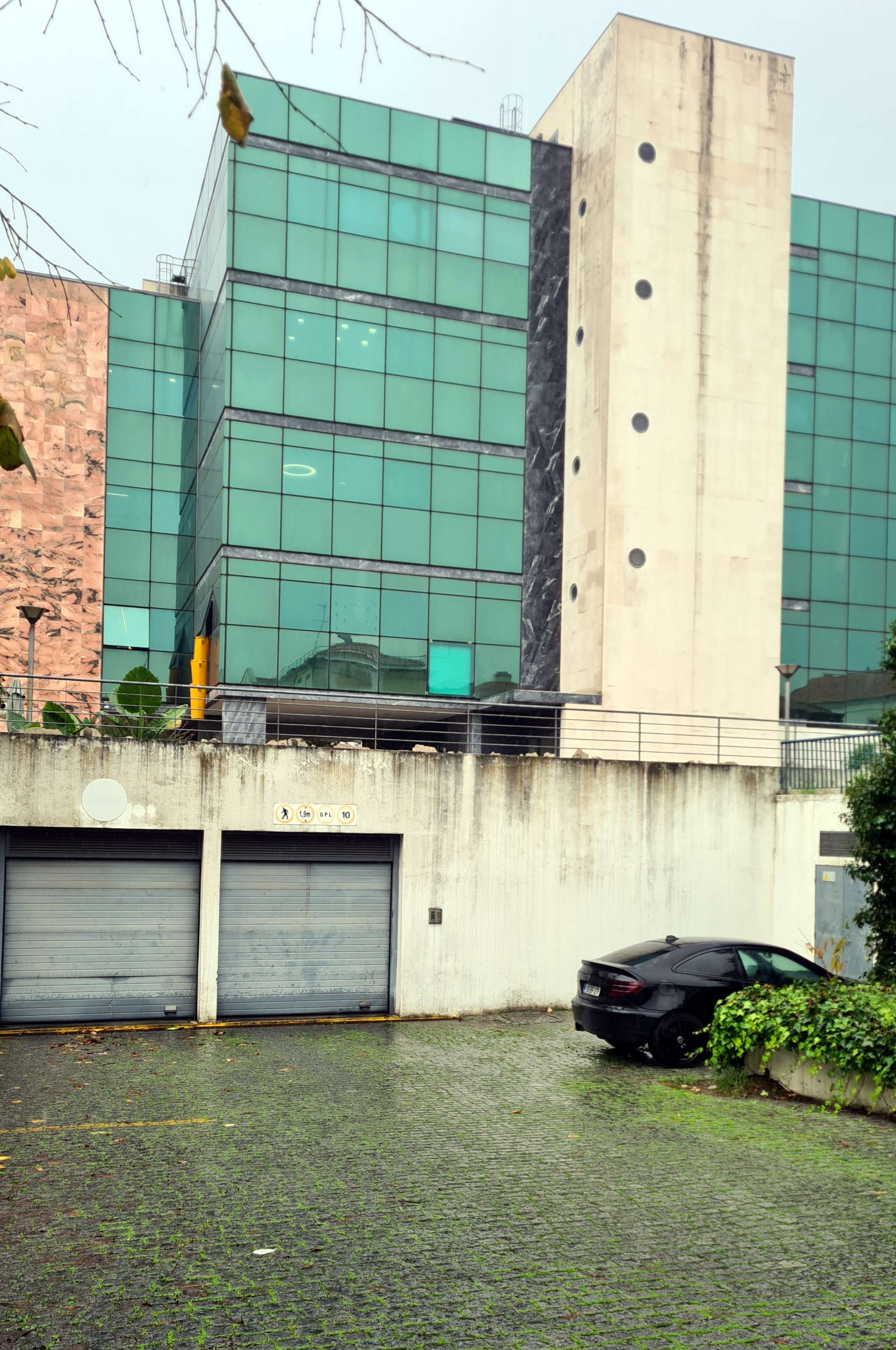 LXoffice - Free parking on R. Hermano Neves 18, Lisbon, for collecting mail from the virtual office or using the meeting room